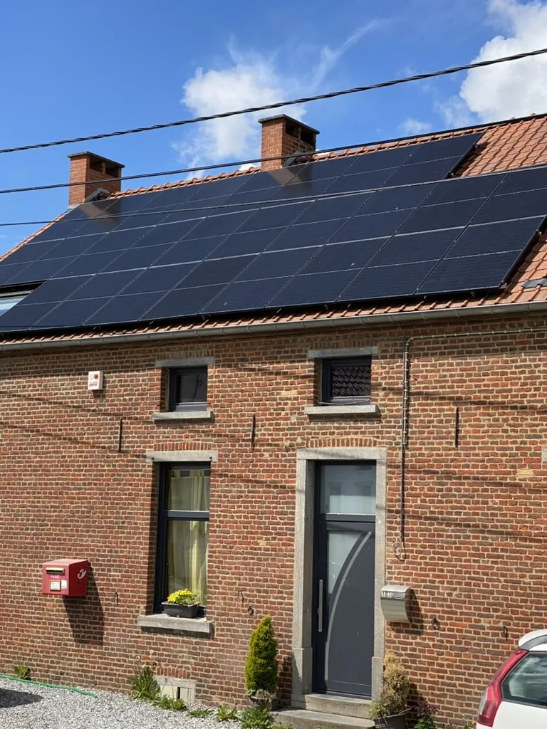 Toiture résidentielle, maison en briques